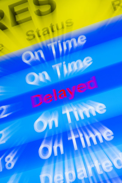 与“延误”航班的离港板特写镜头的放大效果。图片下载