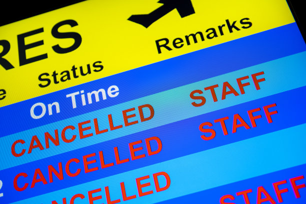 因为没有机组人员而取消航班的离港板特写。图片下载