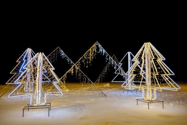 装饰夜光圣诞树在雪图片下载