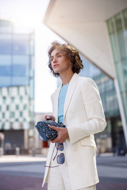 商务中心附近有个穿白西装的漂亮女人在等朋友图片下载
