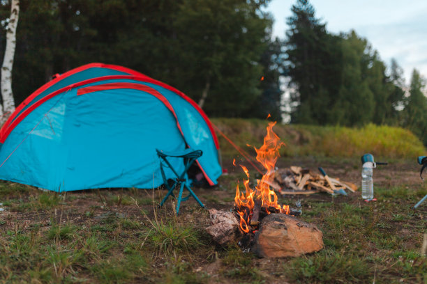 篝火和帐篷背景的特写图片下载
