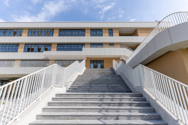 通往大楼的石阶图片下载