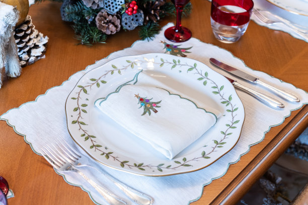 圣诞主题拼盘、准备餐桌、空圣诞餐桌特写视频、疫情期间空圣诞餐桌慢动作视频、餐桌服务、餐桌上的餐具和盘子图片下载
