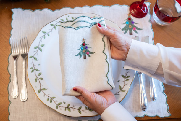准备餐桌，空圣诞桌近照，疫情期间的空圣诞桌，圣诞主题餐桌设置，餐桌上的餐巾摆放，汤匙和刀摆放图片下载