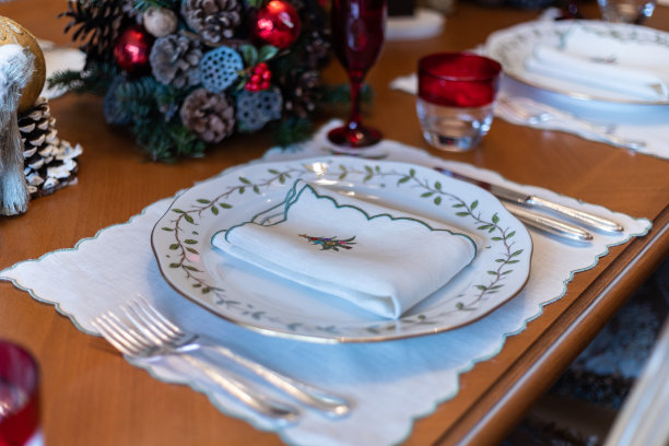 圣诞主题拼盘、准备餐桌、空圣诞餐桌特写视频、疫情期间空圣诞餐桌慢动作视频、餐桌服务、餐桌上的餐具和盘子图片下载