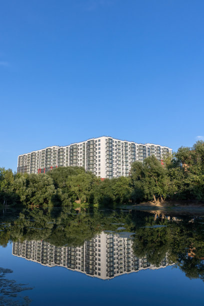 湖边绿树成荫的现代新住宅图片下载