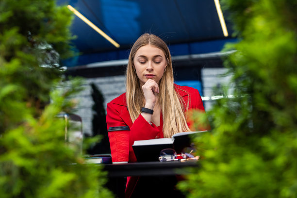 一位时髦的女商人在午休时间在一家咖啡馆工作。图片下载