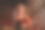 万圣节女巫与大锅。美丽的年轻女子变魔术，制造巫术图片下载