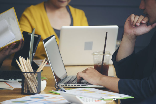 头脑风暴会议计划战略业务概念。专业商人和合作伙伴之间的团队协作和规划。员工使用笔记本电脑打印年度报告并计算税金图片下载