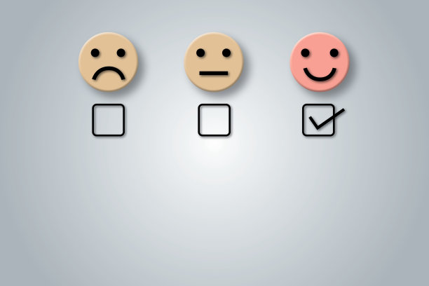 顾客评价或正面反馈概念评分。选中标记可选择灰色背景上的笑脸圆。图片下载