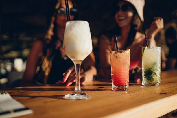 鸡尾酒的时间图片下载