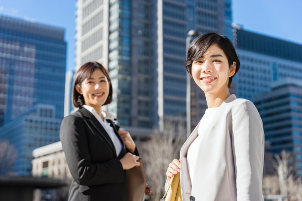 两个女人在路上(商业形象)图片下载