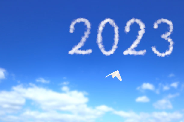 一架纸飞机飞向2023年。图片下载
