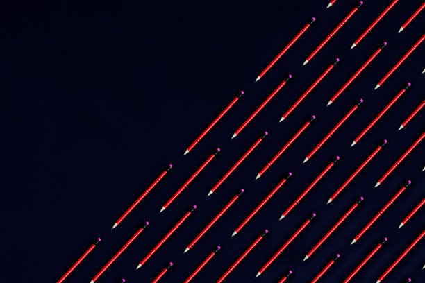 可擦红色铅笔在黑色背景。图片下载