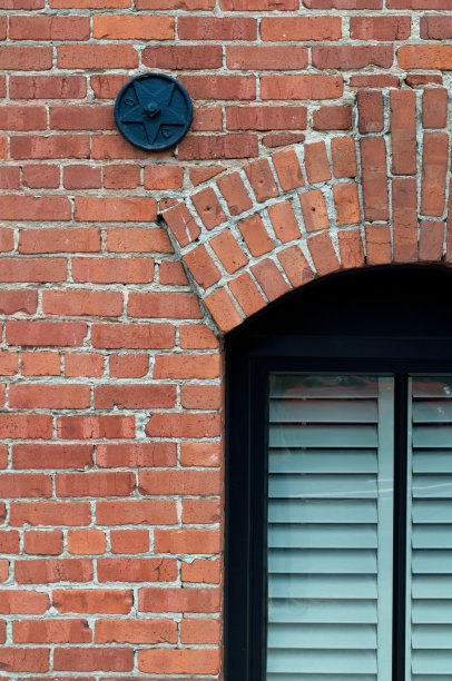 旧金山倾斜街道上的带窗户的砖砌建筑图片下载