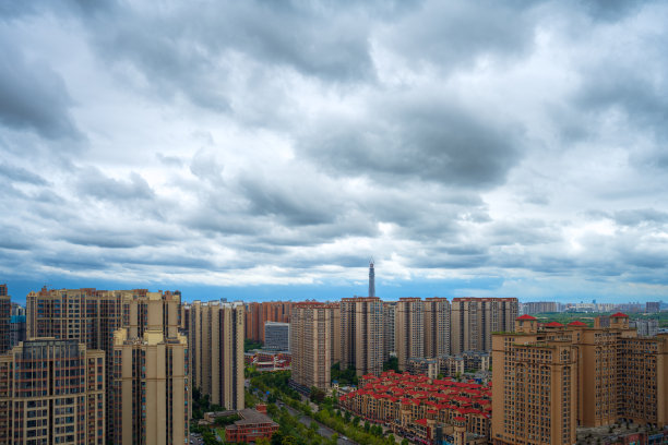 多云的现代城市图片下载