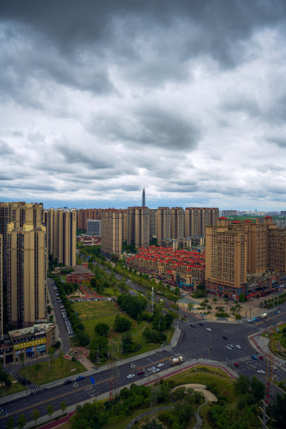 多云的现代城市图片下载