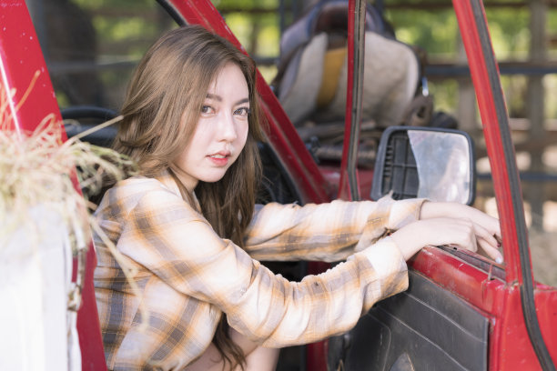 年轻的亚洲成年女性在自然环境中时尚。马厩里漂亮的女牛仔。牛仔的女孩。图片下载