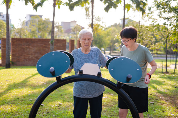 活跃的亚洲老年妇女和她的女儿在社区公园锻炼图片下载