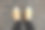 近距离拍摄步行上下班的男人的脚。一个穿着黄色运动鞋的男人走在街上。自信的男人在城市中行走。穿鞋走路的男人图片下载