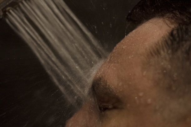 男人洗澡图片下载