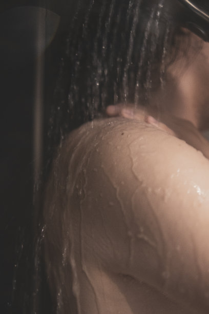 一名男子正在洗热水澡图片下载