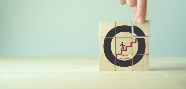 零事故、安全生产理念。在工作场所放置有安全标志的木制立方体，零事故。危害、保护、健康、法规和遵从性。工作标准流程。图片下载