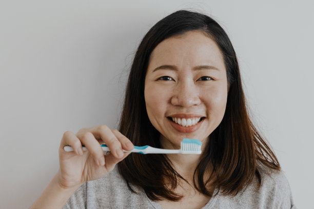 用新鲜的牙膏刷牙，让你的早晨焕然一新。图片下载