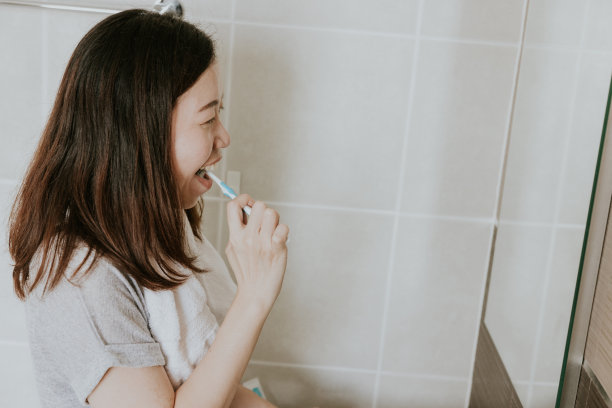 用牙膏保护你的牙齿。图片下载