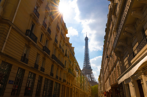 从舒适的街道背光看埃菲尔铁塔图片下载