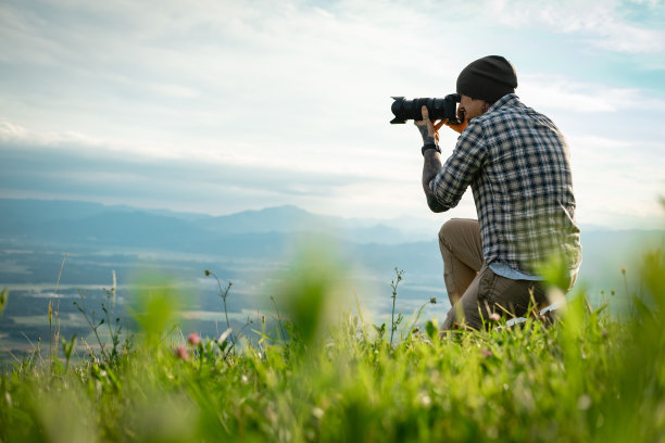 风景摄影师用无反光镜相机拍摄风景。图片下载