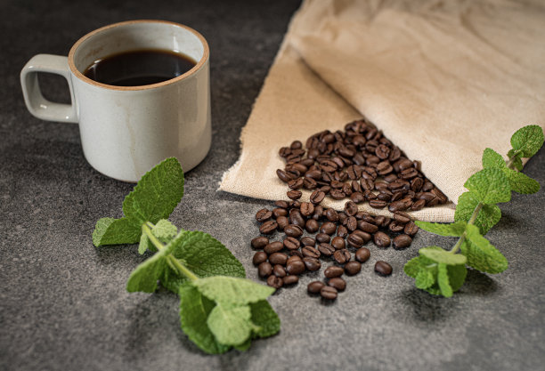 咖啡和咖啡豆的书桌照片图片下载