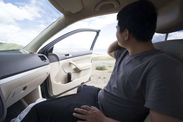 男人在车里欣赏风景图片下载