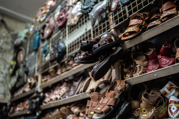当地市场的皮鞋店图片下载