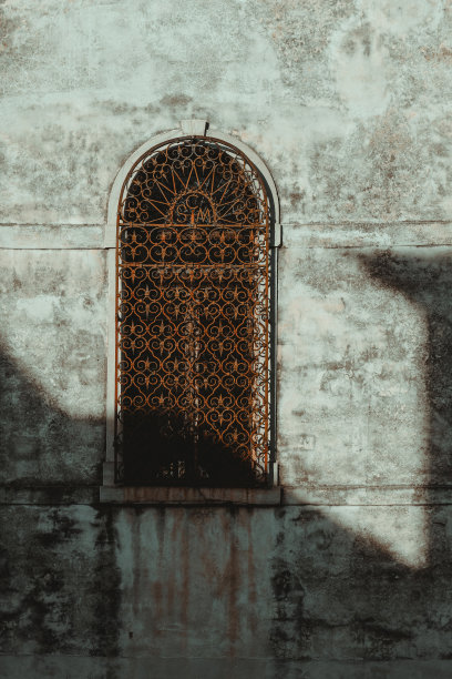 带有生锈装饰条的老式窗户图片下载