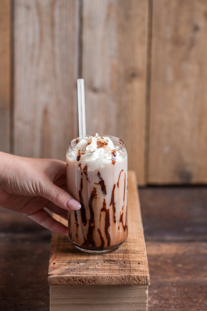 冰咖啡巧克力奶昔星冰乐摩卡星冰乐配巧克力酱和鲜奶油图片下载