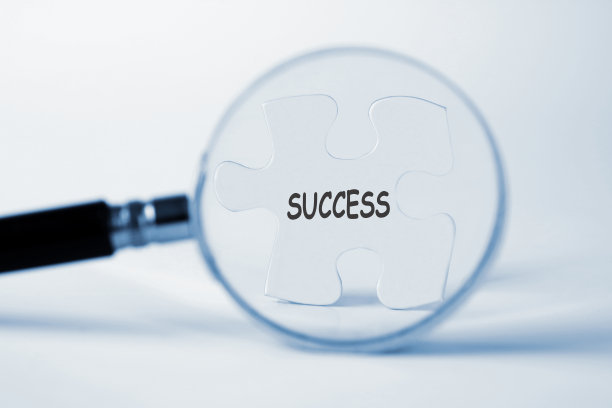 用放大镜看拼图上的成功字图片下载