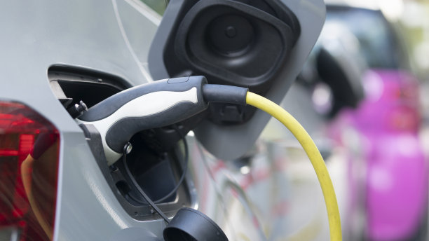 充电时的电动汽车图片下载