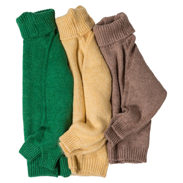 三件彩色针织毛衣并排放在白色背景上图片下载