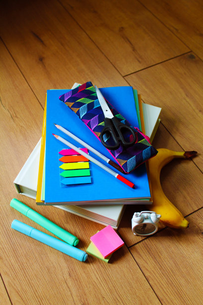 准备上学或成人教育用品和学校午餐。为办公室或教室和家庭办公业务或学习组织规划工作流程图片下载