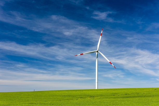 蓝天背景的风力涡轮机。可再生能源的概念。伊斯坦布尔,土耳其。图片下载