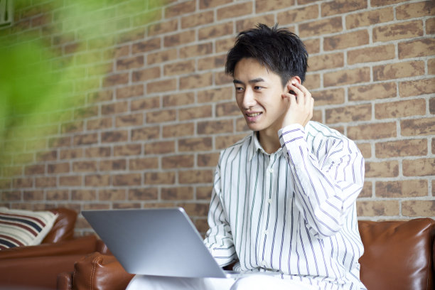 一个在房间里放松的日本人图片下载