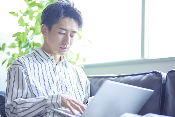 一个在房间里放松的日本人图片下载