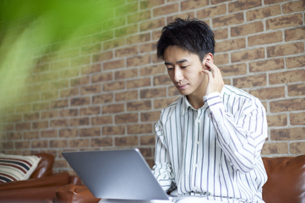 一个在房间里放松的日本人图片下载