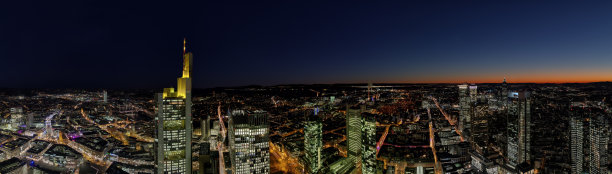 法兰克福夜晚的天际线的杰出观点图片下载