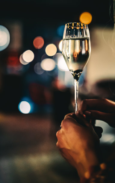 酒吧里，女人手里拿着一杯香槟图片下载