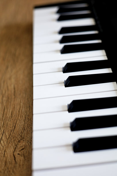 钢琴琴键在桌子上图片下载
