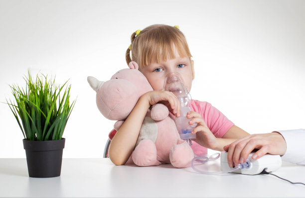 一名5岁的女孩吸入吸入器以稀释痰液以防肺部疾病。小儿咳嗽的治疗。喷雾器疗法图片下载