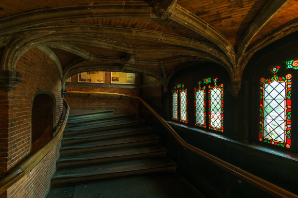 通往圣血大教堂的旧砖建筑内的楼梯，比利时布鲁日图片下载