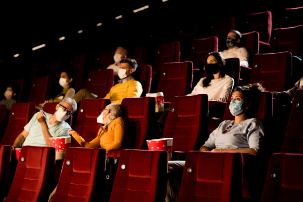 Covid-19大流行期间电影院的观众图片下载